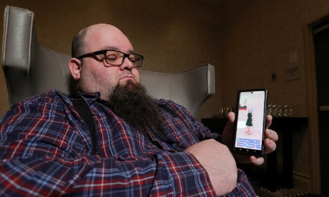 Чоловік, який закохався у нейромережу. Фото: Youtube