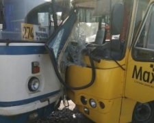 16 осіб постраждало в масштабному ДТП у Маріуполі