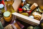 По 7 кг тушонки, круп та консервів: українським родинам допоможуть продуктами, але треба поквапитись