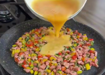 Рулет із тортильї з ковбасою, кадр з відео