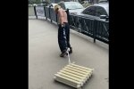 Собаку віддав за комуналку? Харків'янин "вигуляв" на повідку батарею