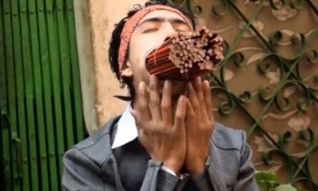 19-летний непалец засунул себе в рот 138 карандашей (видео)