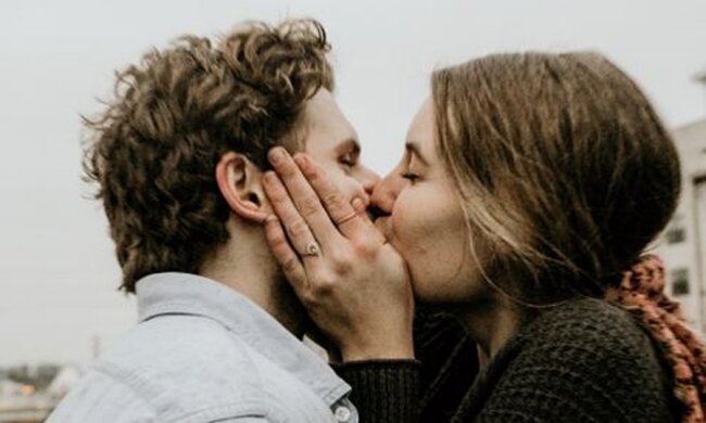 Закохана пара, фото з вільних джерел