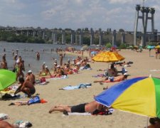 В Запорожье бесстыдная парочка занялась интимом посреди пляжа: пикантное видео