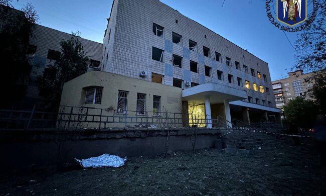 В Киеве люди погибли прямо на улице из-за закрытого укрытия: "Пока стучали, как раз прилетело"