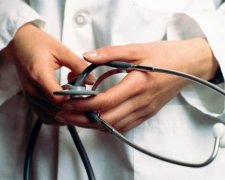 Українські лікарі оголосили масовий страйк
