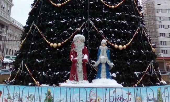 Елка на фоне камуфляжа: как готовятся к новому году в Донецке