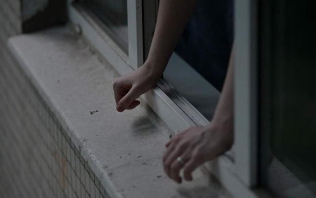 Молода дівчина під Києвом викинулась з вікна багатоповерхівки: подробиці