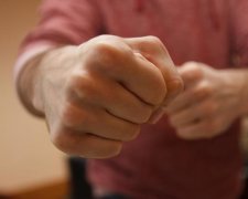 Престарелые сепаратистки жестоко избили ветерана АТО с женой: фото