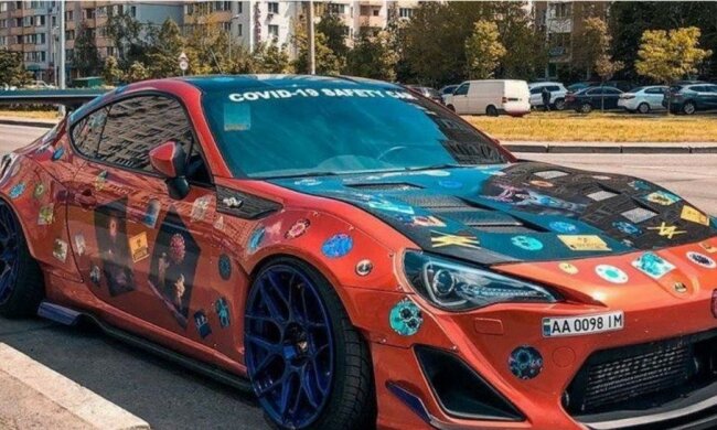 Києвом розсікає автівка з "коронавірусом" на капоті - не дуже смішно, фото
