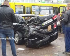 У Києві іномарка знищила зупинку та власний зад (фото)