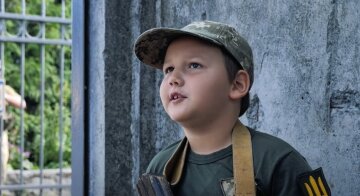 7-летний школьник из Сум охраняет военкомат. Фото скриншот из Youtube