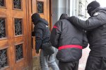 У Києві активісти схопили 18-річного наркодилера: прив’язали до стовпа та нагодували його ж товаром, відео