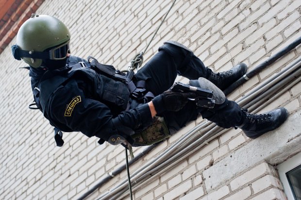 У Росії спецназ ФСБ штурмує МВС: путінський змій пожирає сам себе
