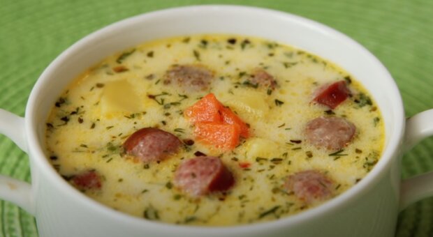 Суп з мисливськими ковбасками та плавленим сиром. Фото: скрін відео