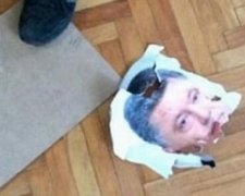 Активісту загрожує 8 років за розірваний портрет Порошенка