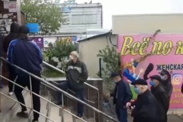 Натовп біля банку, фото Страна
