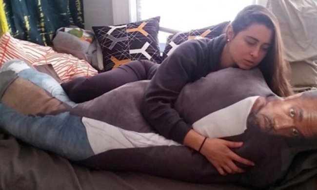 Певец Канье Уэст стал подушкой