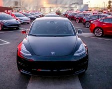 Розбита в мотлох Tesla Model 3: нових господарів шукають серед українців