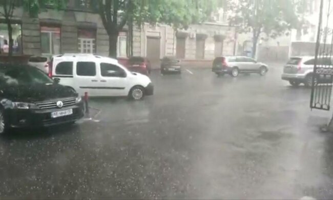 Днепр забомбило градом, не ожидали даже синоптики