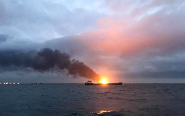 На згорілих під Кримським мостом кораблях сталася нова біда, є загиблі: подробиці