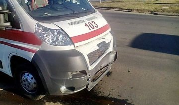 ВАЗ протаранил на полном ходу "скорую" (фото)