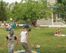 Звільнена за фото в купальнику вихователька пішла на радикальні кроки