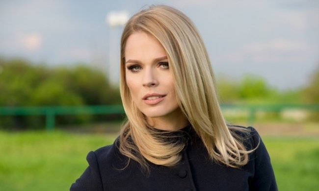 Фреймут разделась ради фотографа Кардашьян: осталась лишь в ночнушке