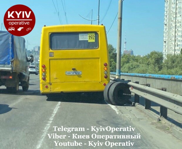 В Киеве переполненная маршрутка "разулась" посреди моста – колеса не нужны