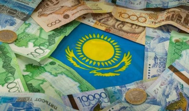 Продаж доларів та євро призупинили у Казахстані 