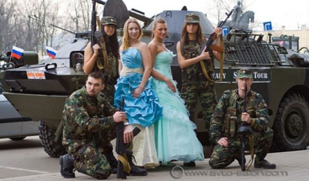 В Москве молодоженам предлагают кататься на бронетранспортере