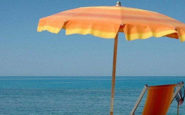 Розумна парасолька складе вам компанію на пляжі