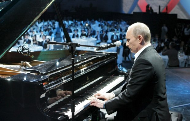 Путін оголосив Рік музики в Росії: голодні, зате з піснями