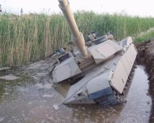 Він потонув: як росіяни в танку поплавали