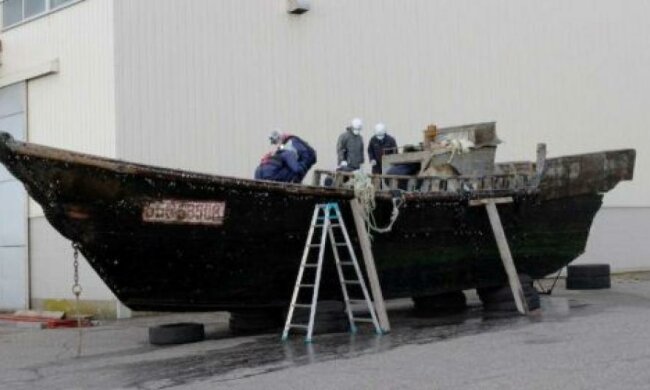 В Японию приплывают корабли-призраки