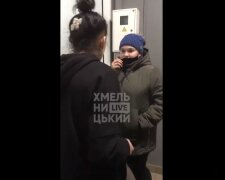 У Хмельницькому банда малоліток влаштувала одногрупниці солодке життя, розбиратиметься поліція: "Чого ти мені п**диш?"