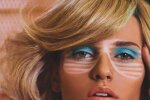 сліди фігурних сонцезахисних окулярів на обличчі моделі, фото: Vogue