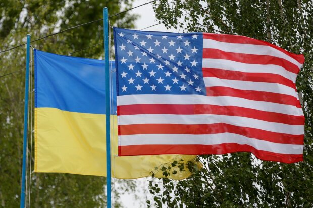 Даже Трамп поддержал День государственного флага Украины: сине-желтый стяг развернули над США