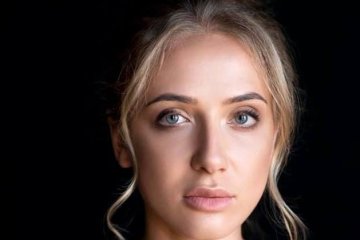 У "Слугу народу" Зеленського просочилася таємнича красуня: що відомо про білявку під №73