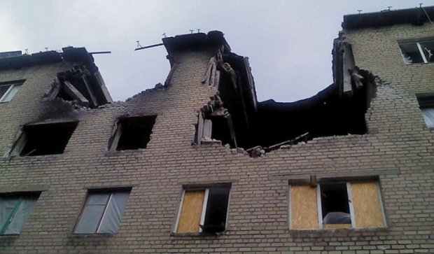 Боевики «отстраивают» разрушенные дома полиэтиленовой пленкой (фото)