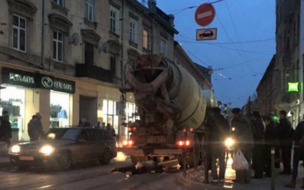 Цементовоз насмерть задавил женщину посреди Львова