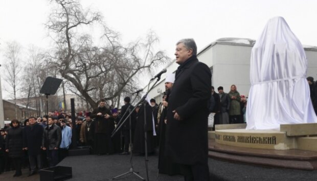 В Запорожье засекли "похудевшего" Порошенко: все - из-за Ленина, резонансный фотофакт