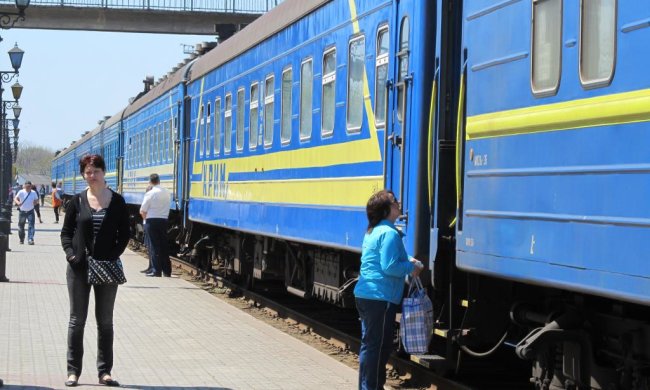 Укрзалізниця збожеволіла остаточно: пасажири показали "ноу-хау" з пакетів і монтажної піни