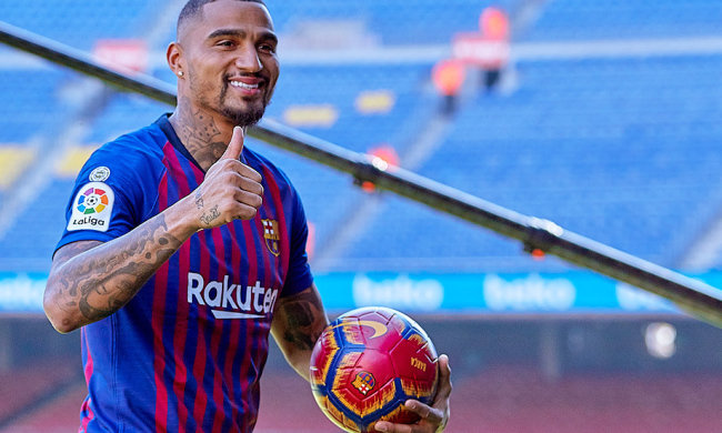 Зірковий гравець Барселони скопіював Майкла Джексона в одних трусах: відео