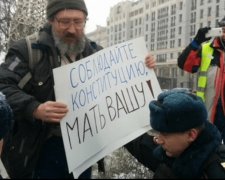 На митинге в Москве людей пакуют в автозаки (фото, видео)