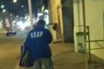 Чоловіку за напис "СРСР" бризнули балончиком в обличчя, кадр з відео