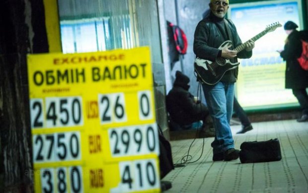Поки курс долара обдирає українців до нитки, на Банковій жирують