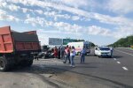 Чорні стрічки та уламки скла: українцям показали місце загибелі 9-ох людей під Одесою, неможливо стримати сльози