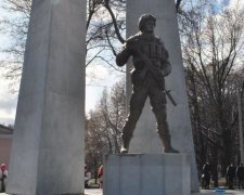 На перший в Україні пам'ятник героям АТО збирали волонтери