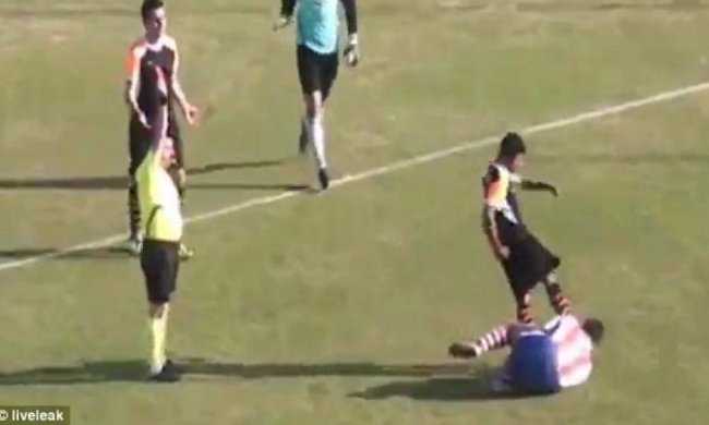 Футболіст вдарив суперника ногою по голові (відео)